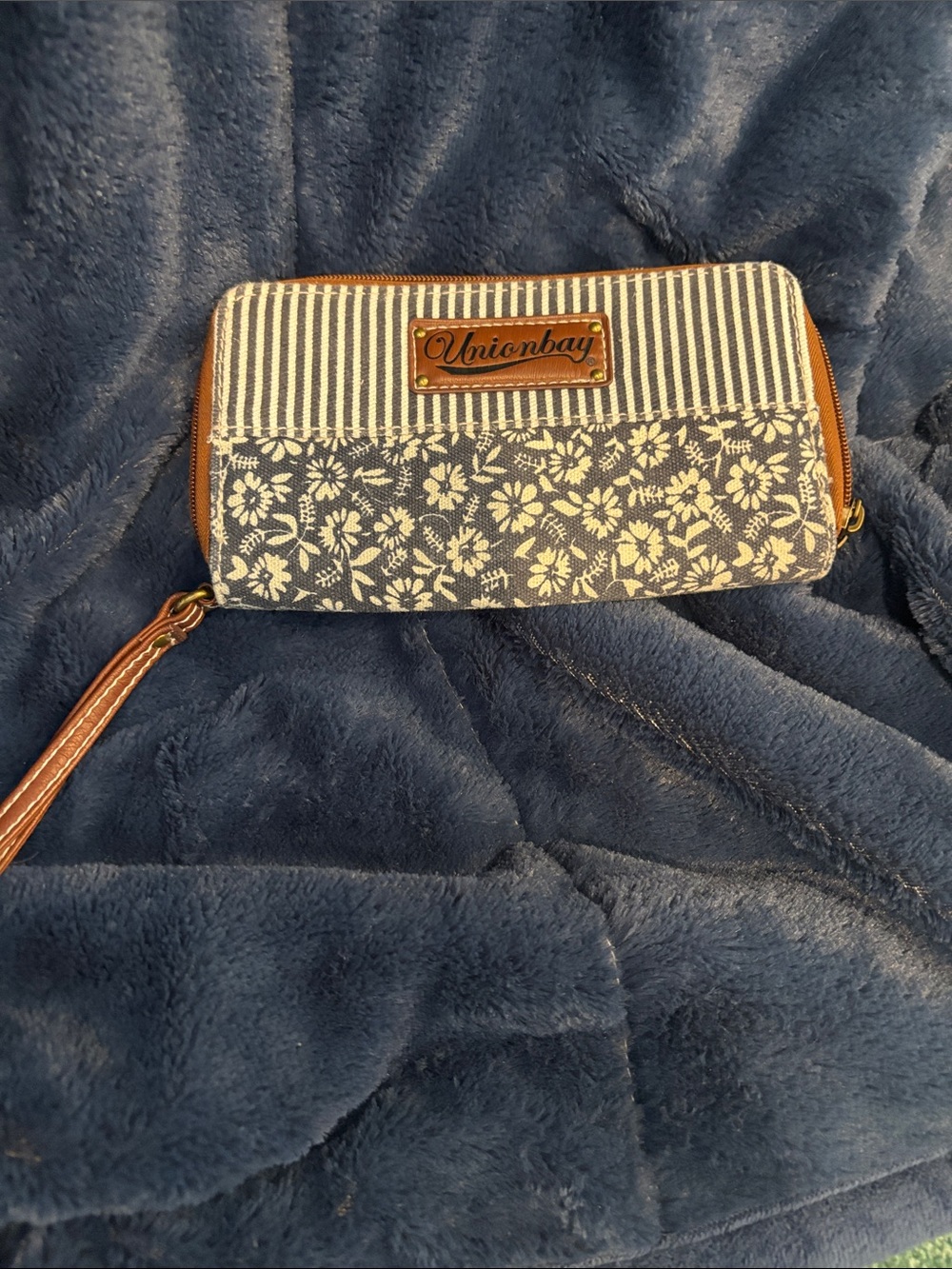 Unionbay Navy Floral Mixed Print Wristlet Wallet Great Condition